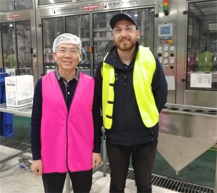 蒋总与墨尔森酒庄灌装经理雷克斯合影
